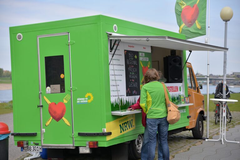 Grüner Bio-Foodtruck macht Station in Düren
