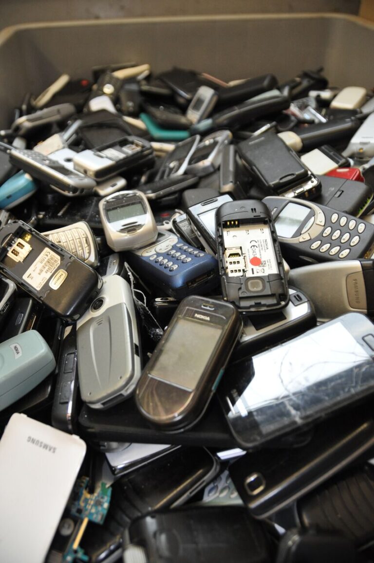 GRÜNE sammeln 300 Alt-Handys zum Recycling