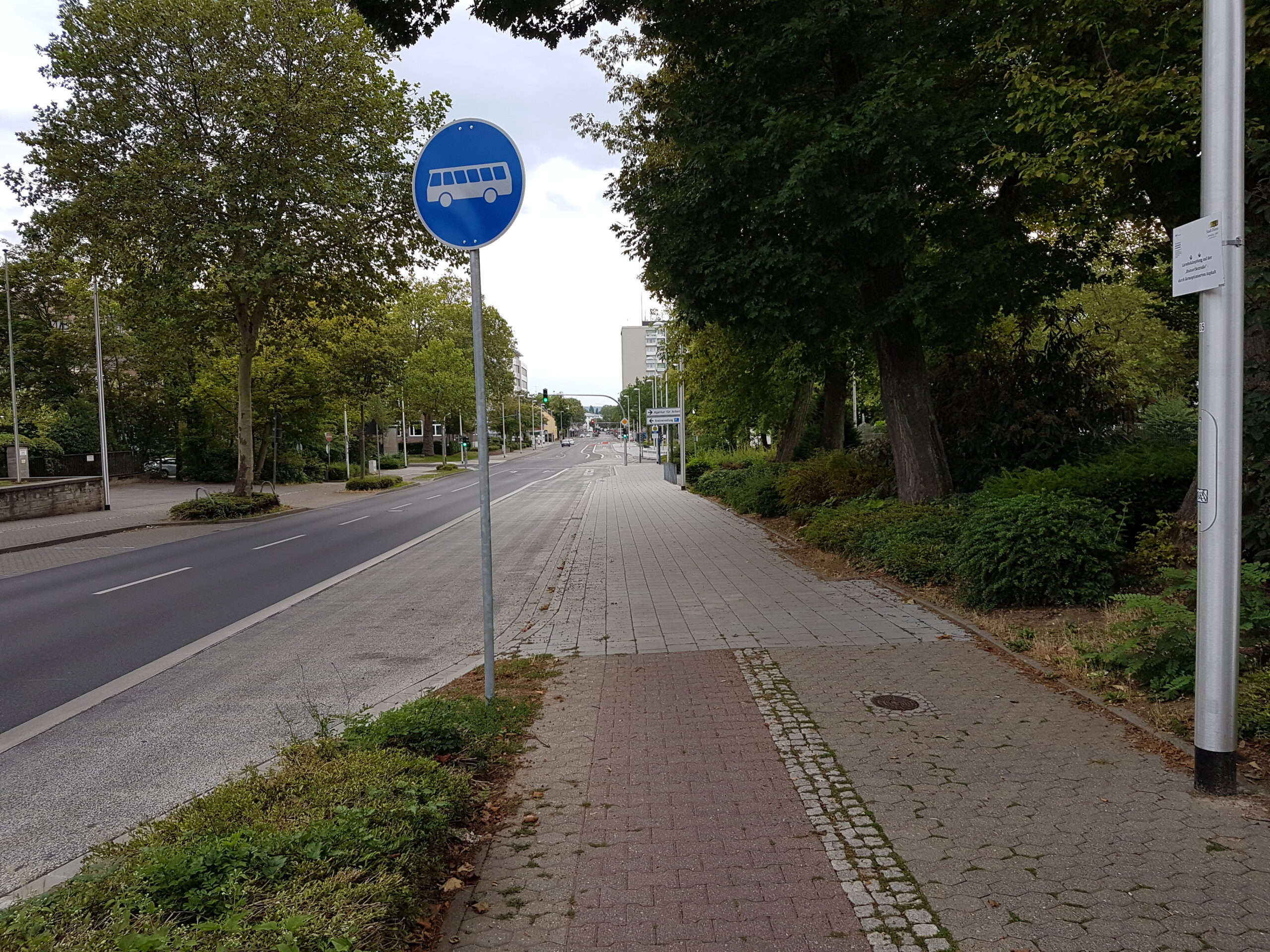 An der Bushaltstelle fehlt leider noch das geplante Schild "Radfahrer frei".