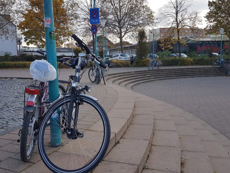 Immer noch keine Fahrradständer am Bahnhof