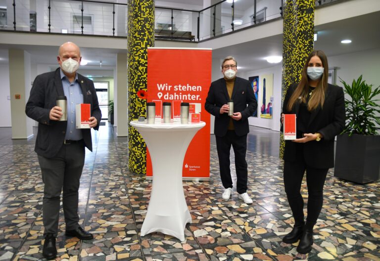 „Coffee-to-go“-Becher als Werbeträger der Stadt