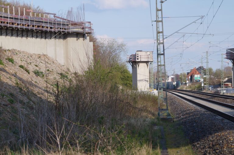 Neue Bahnbrücke stört drittes Gleis (Update vom 13.12.)