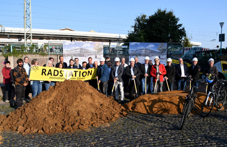 Spatenstich für die neue Radstation am Dürener Bahnhof