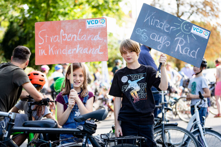 Bürgerbegehen gegen Radvorrangroute – Auto, Auto, über alles.