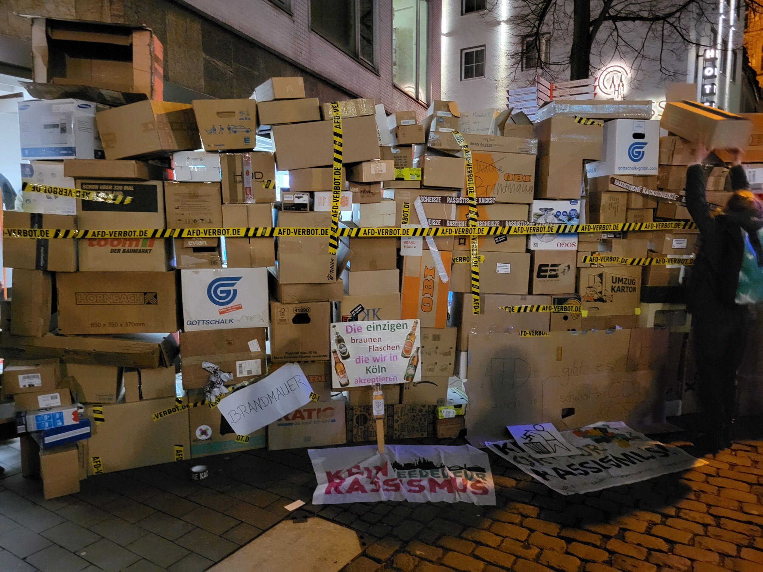 Eine Mauer aus Pappkartons vor der CDU Zentrrale in Köln