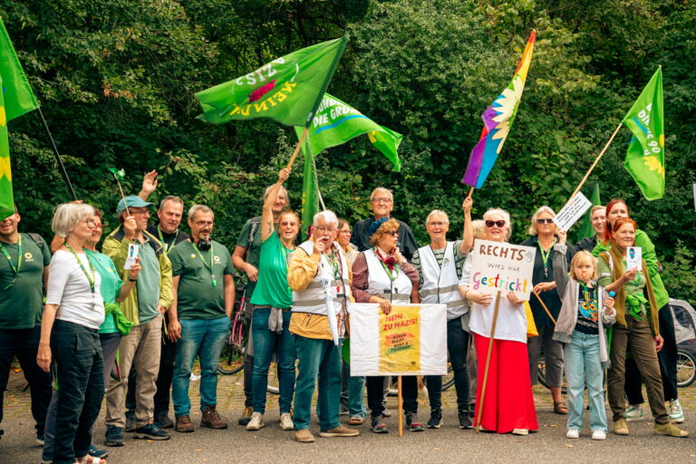 Klare Kante gegen Rechts: Rund 400 Menschen demonstrieren gegen AfD-Wahlkampfveranstaltung auf Schloss Burgau