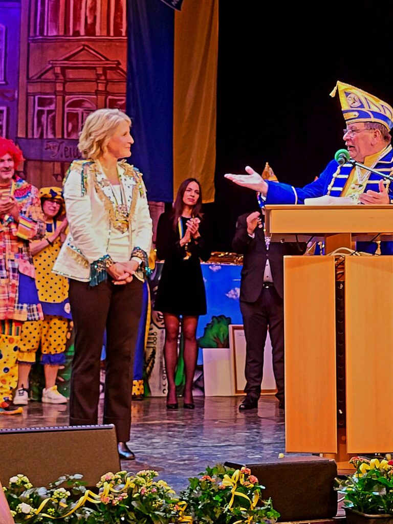 Susan Link vor der Ordensverleihung auf der Bühne im Haus der Stadt  