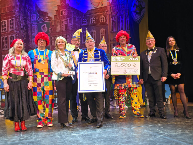 Susan Link erhält den Dürener Papiermacherorden